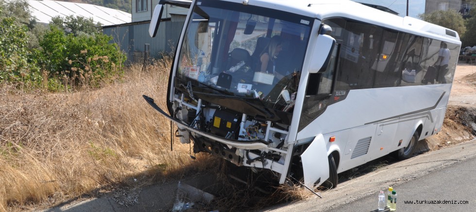 GAZİPAŞA’DA TUR OTOBÜSÜ KAZA YAPTI, 9 YARALI 
