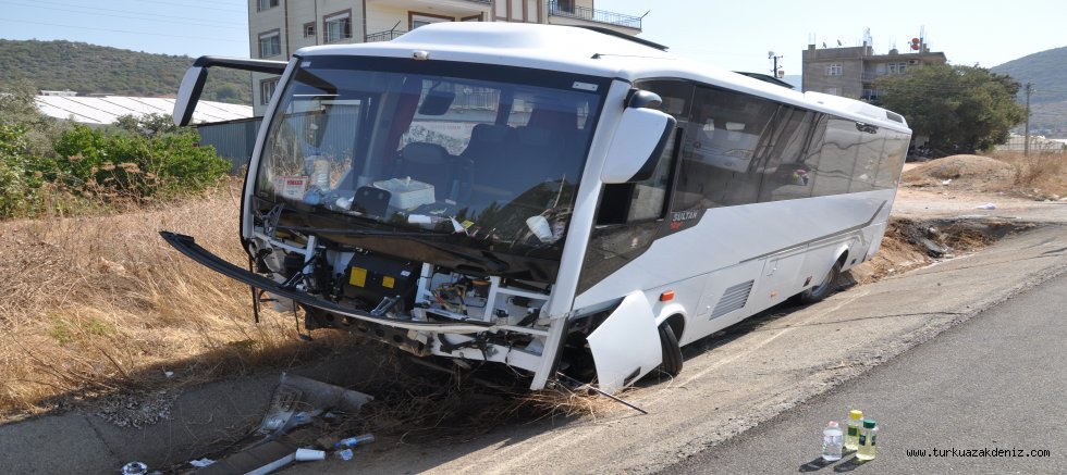 GAZİPAŞA’DA TUR OTOBÜSÜ KAZA YAPTI, 9 YARALI 