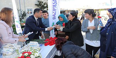 Başkan Çelik Kadınlar Gününü karanfille kutladı