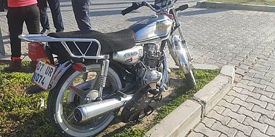 Çarptığı genci hastaneye yetiştirdi