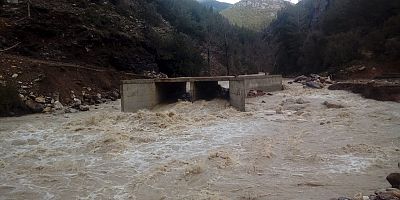 Dere taştı, köprü kullanılamaz hale geldi
