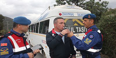 Jandarma öğrenci servislerini denetledi