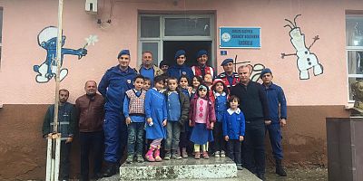 Jandarma öğrencilere trafik eğitimi dersi verdi