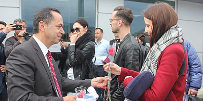 Litvanya’dan gelen uçak 'su takı' ile karşılandı