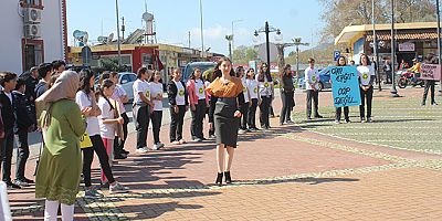 Öğrencilerden Geri dönüşüm farkındalık etkinliği