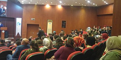 Şiir okuma yarışmasında öğrencilerden tepki