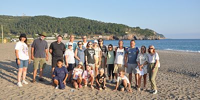 Yerleşik yabancılar sahilde temizlik yaptı