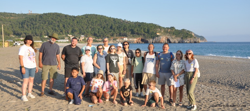 Yerleşik yabancılar sahilde temizlik yaptı